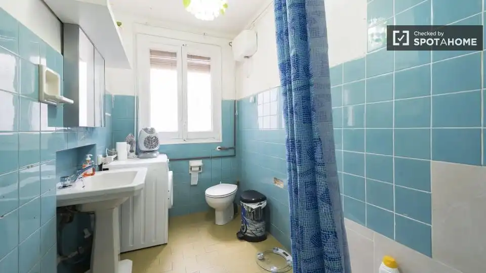 Bathroom of Flat for rent in Madrid  with Air Conditioner, Heating and Furnished