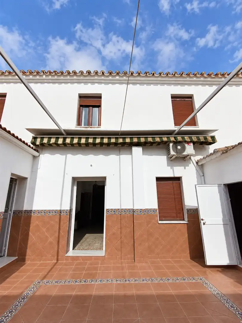 Vista exterior de Casa o xalet en venda en La Carlota amb Aire condicionat