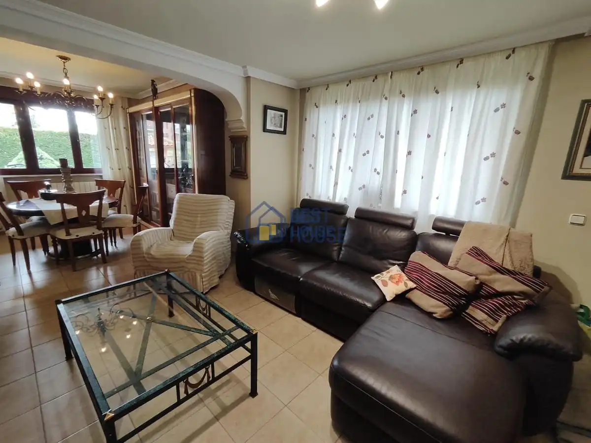 Sala d'estar de Casa o xalet en venda en San Andrés del Rabanedo amb Calefacció, Jardí privat i Parquet