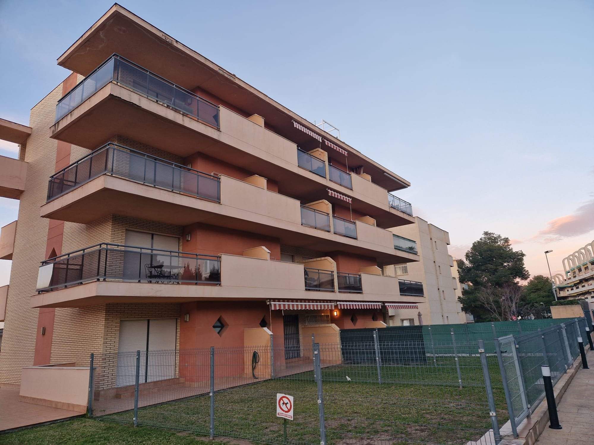 Vista exterior de Dúplex en venda en Salou amb Aire condicionat, Calefacció i Jardí privat