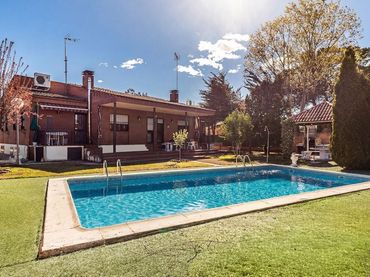 Detached house with pool for sale in Av. Ibiza