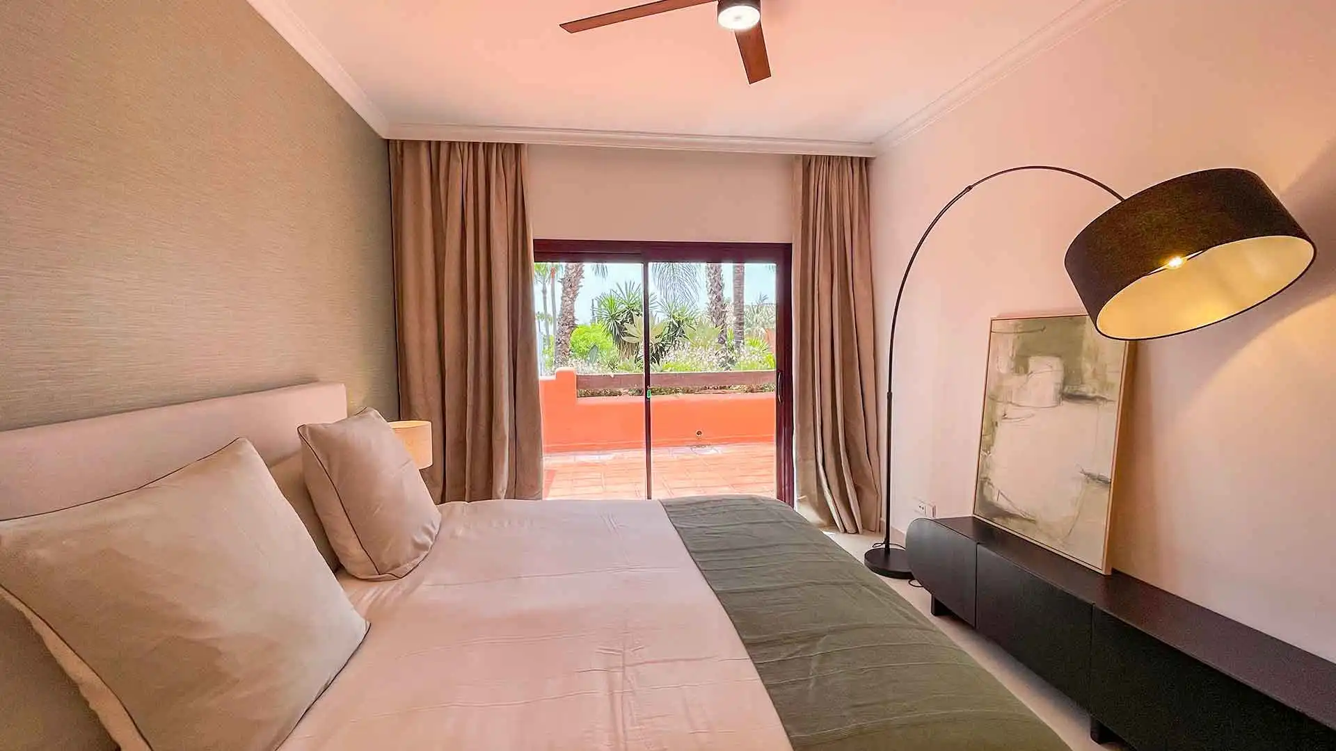 Dormitori de Casa adosada de lloguer en Marbella amb Aire condicionat, Terrassa i Traster