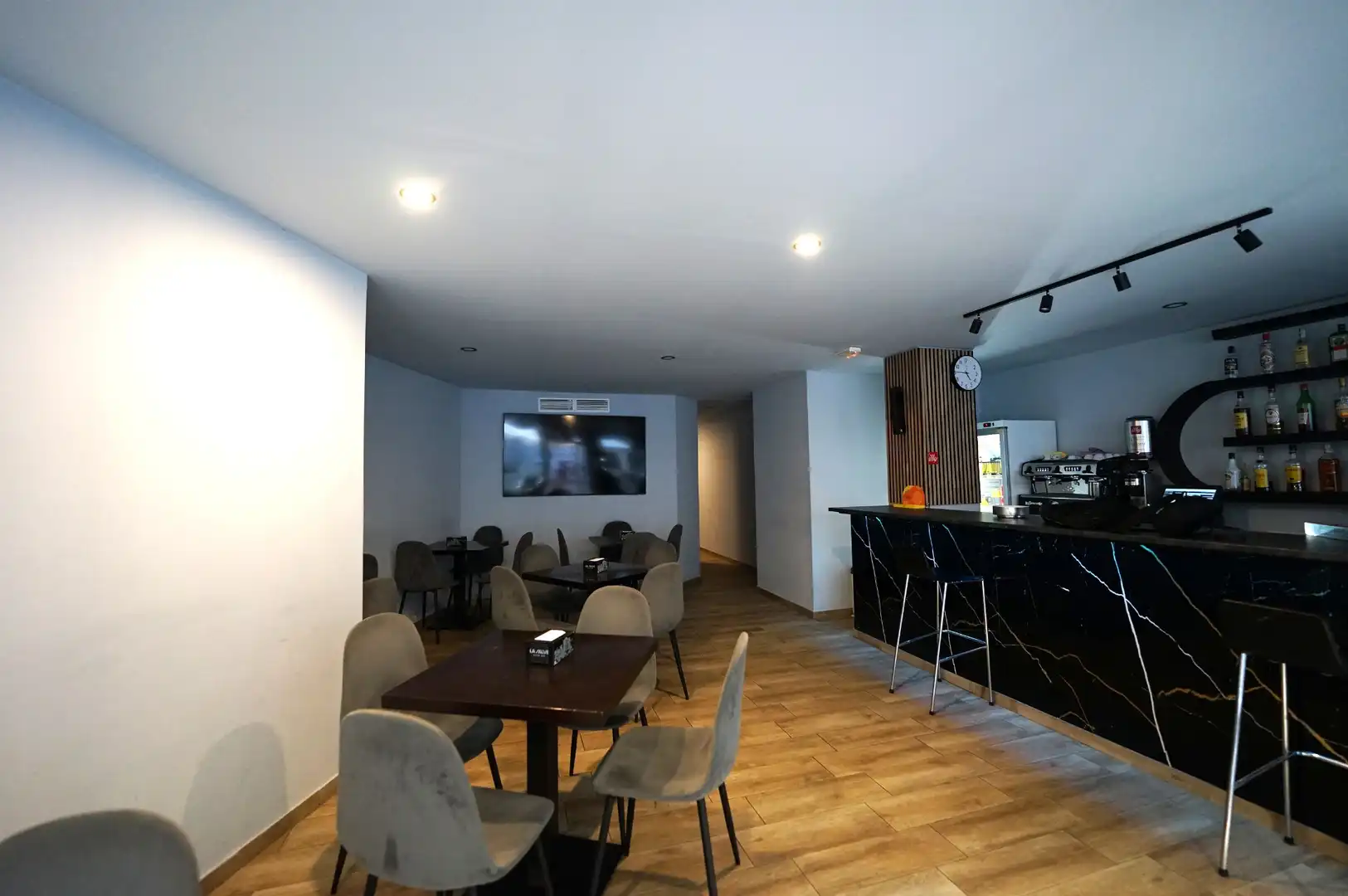 Local comercial en traspàs a Carrer de Emilia Pardo Bazán 9