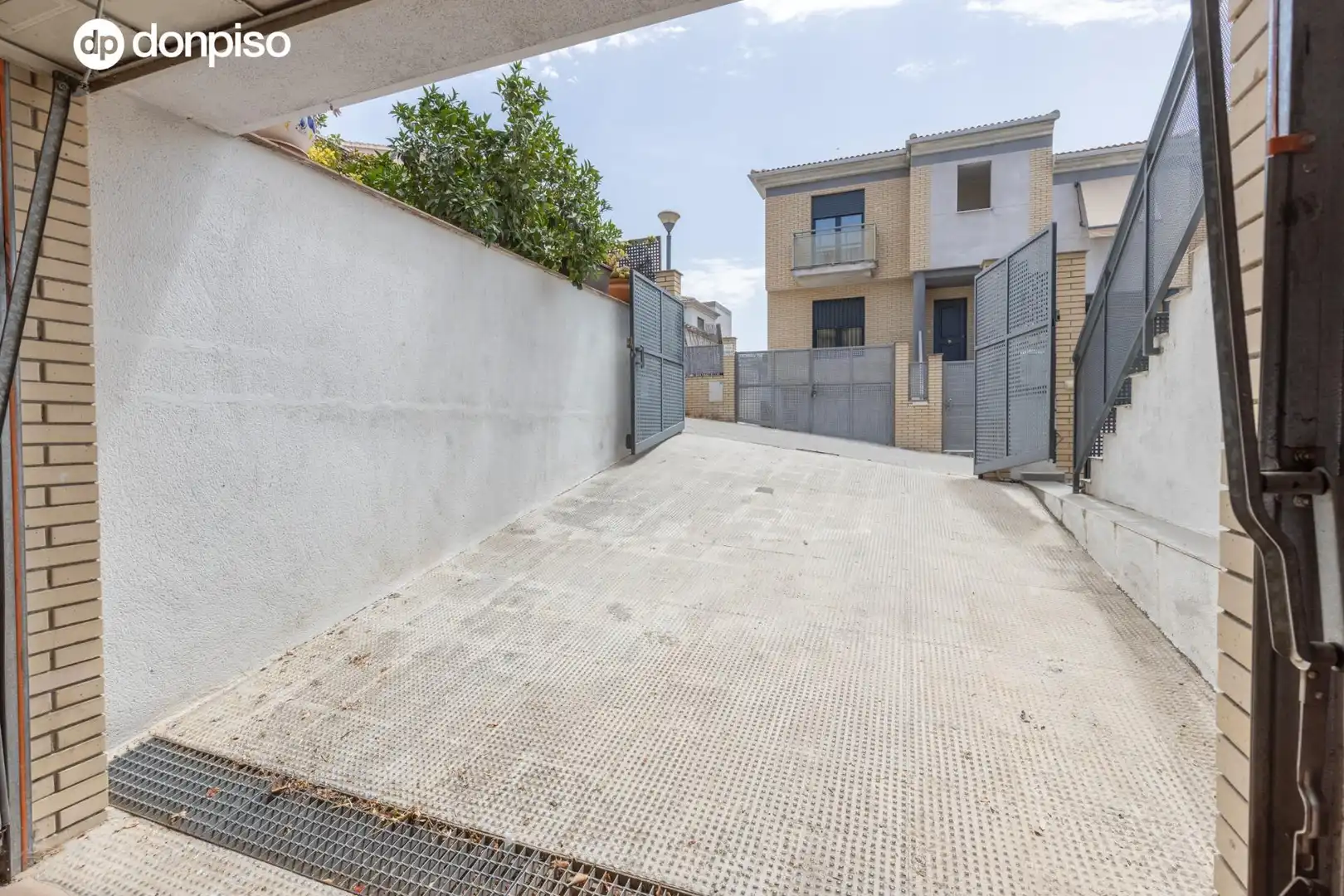 Vista exterior de Casa adosada en venta en Granada con Aire acondicionado, Calefacción y Balcón