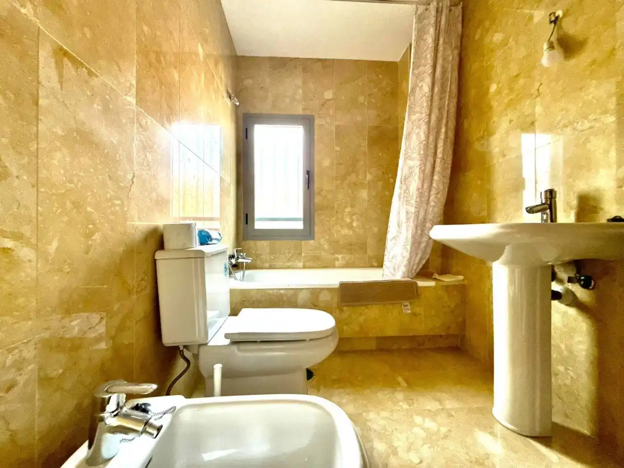 Baño de Casa adosada en venta en Bargas con Calefacción, Jardín privado y Alarma