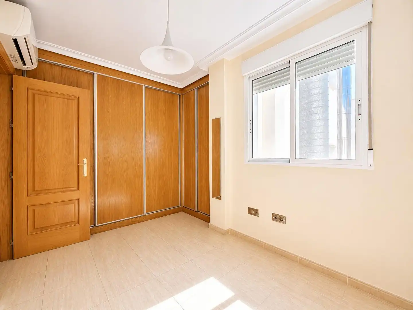 Habitación de Ático de alquiler en Almería con Aire acondicionado, Terraza y Amueblado