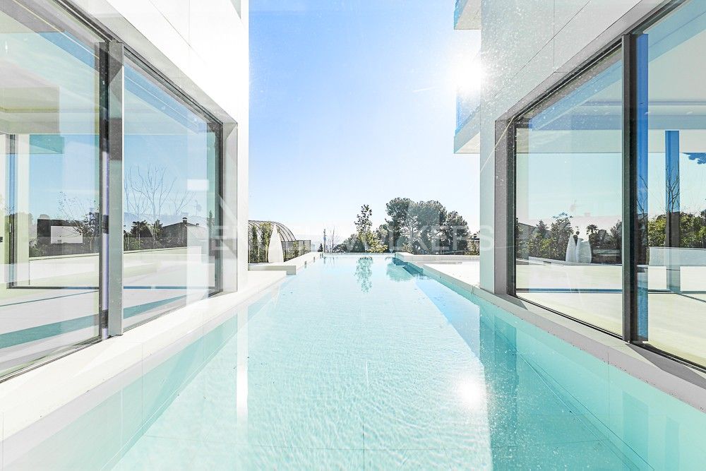Piscina de Casa o xalet en venda en  Barcelona Capital amb Aire condicionat, Calefacció i Jardí privat