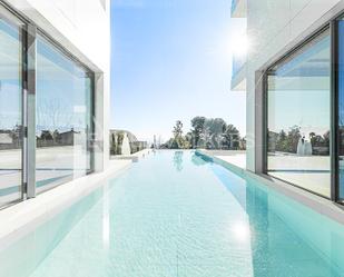 Swimming pool of House or chalet for sale in  Barcelona Capital  with Air Conditioner, Heating and Private garden