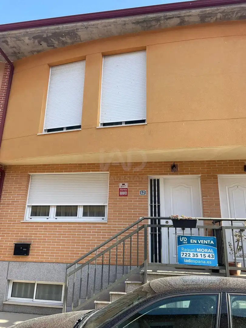 Vista exterior de Casa adosada en venda en Chozas de Abajo amb Calefacció