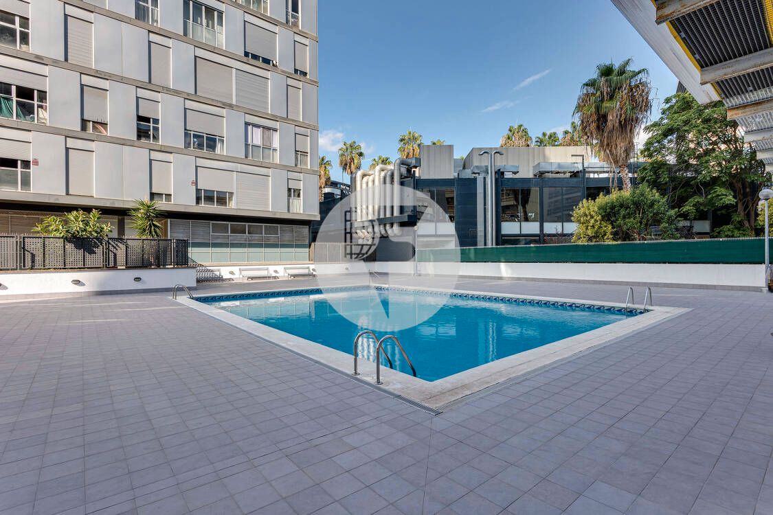 Swimming pool of Flat for sale in  Barcelona Capital  with Heating and Swimming Pool