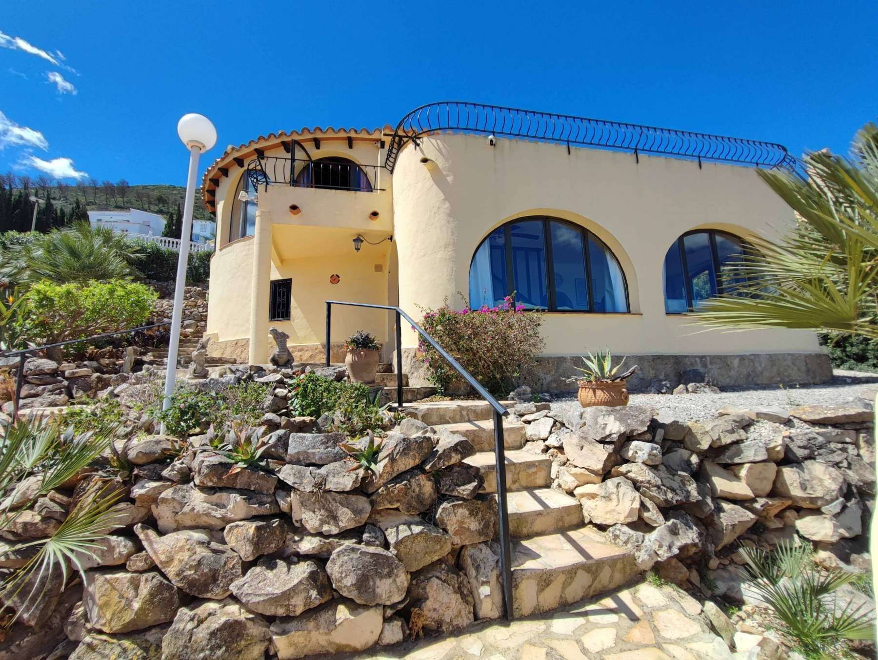 Vista exterior de Casa o xalet en venda en Benitachell / El Poble Nou de Benitatxell amb Aire condicionat, Jardí privat i Terrassa