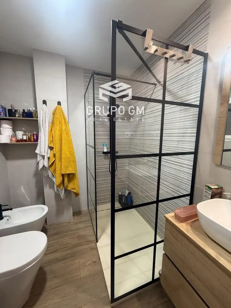 Bathroom of Flat for sale in Madrid  with Air Conditioner and Heating