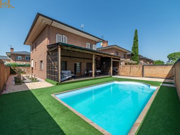 Casa aparellada amb piscina en venda a Brunete