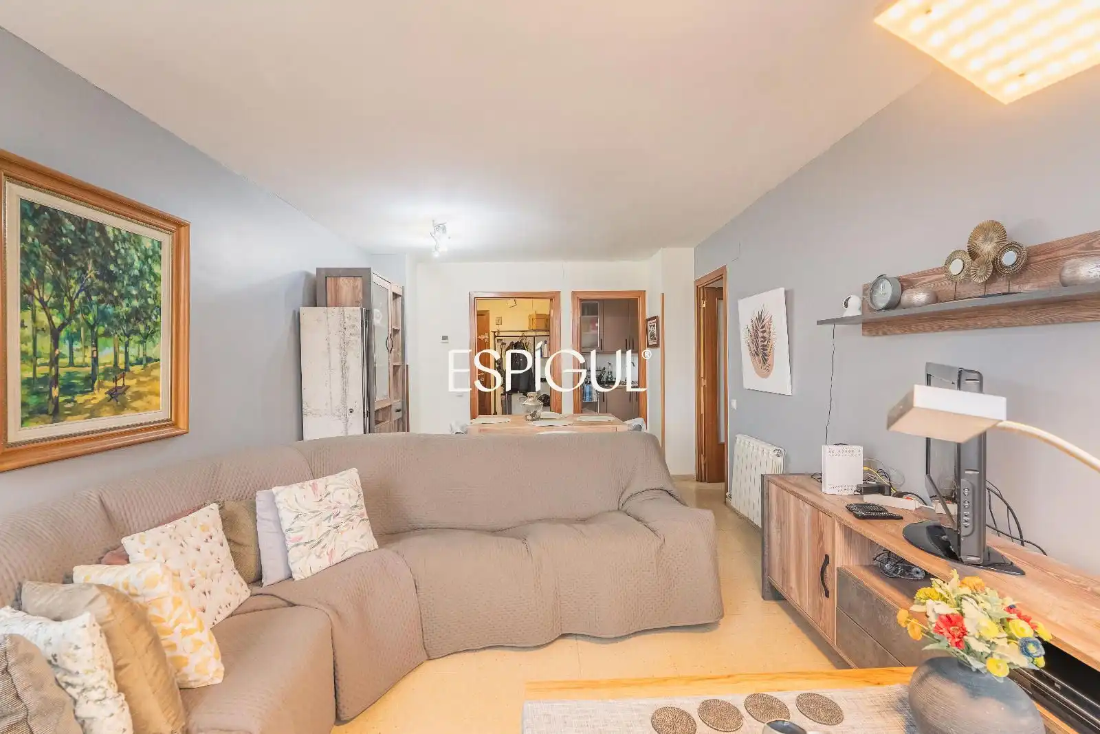 Wohnzimmer von Wohnung zum Verkauf in Salt mit Heizung, Möbliert und Ofen