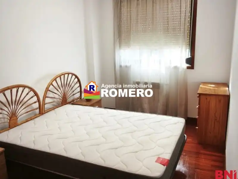 Schlafzimmer von Wohnungen zur Miete in Santiago de Compostela  mit Heizung, Abstellraum und Möbliert