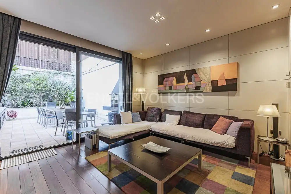 Sala d'estar de Casa adosada en venda en Barcelona amb Aire condicionat, Calefacció i Jardí privat