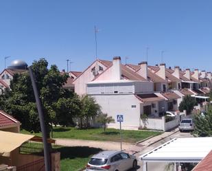 Vista exterior de Casa o xalet en venda en Getafe amb Aire condicionat i Terrassa