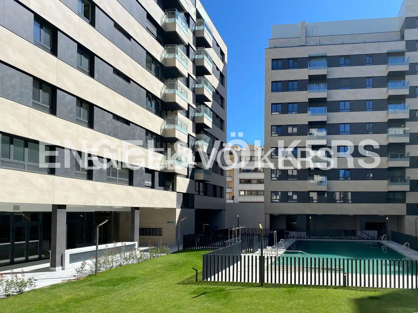 Vista exterior de Àtic de lloguer en Madrid amb Aire condicionat, Calefacció i Jardí privat