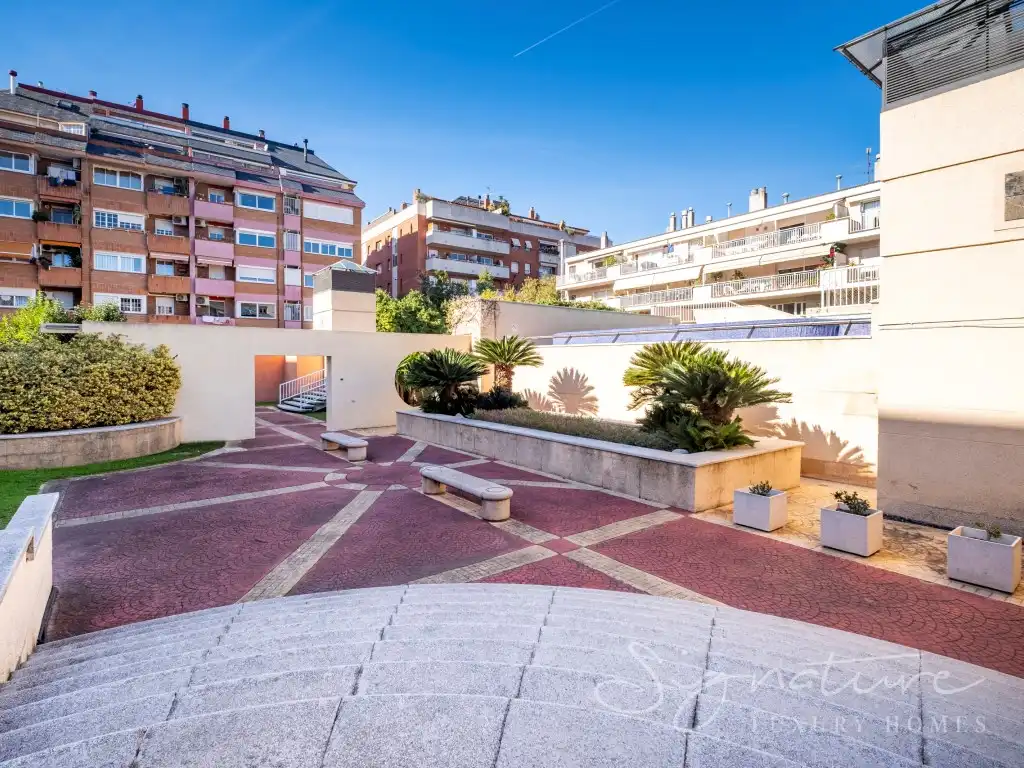 Exterior view of Attic for sale in Sant Cugat del Vallès  with Air Conditioner, Terrace and Swimming Pool