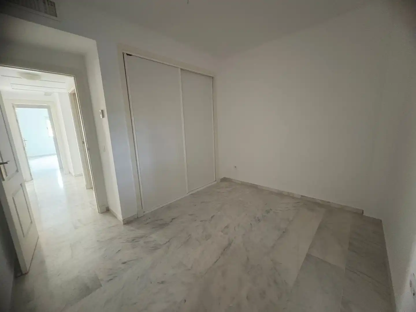 Schlafzimmer von Wohnung zum Verkauf in Marbella mit Klimaanlage, Heizung und Terrasse