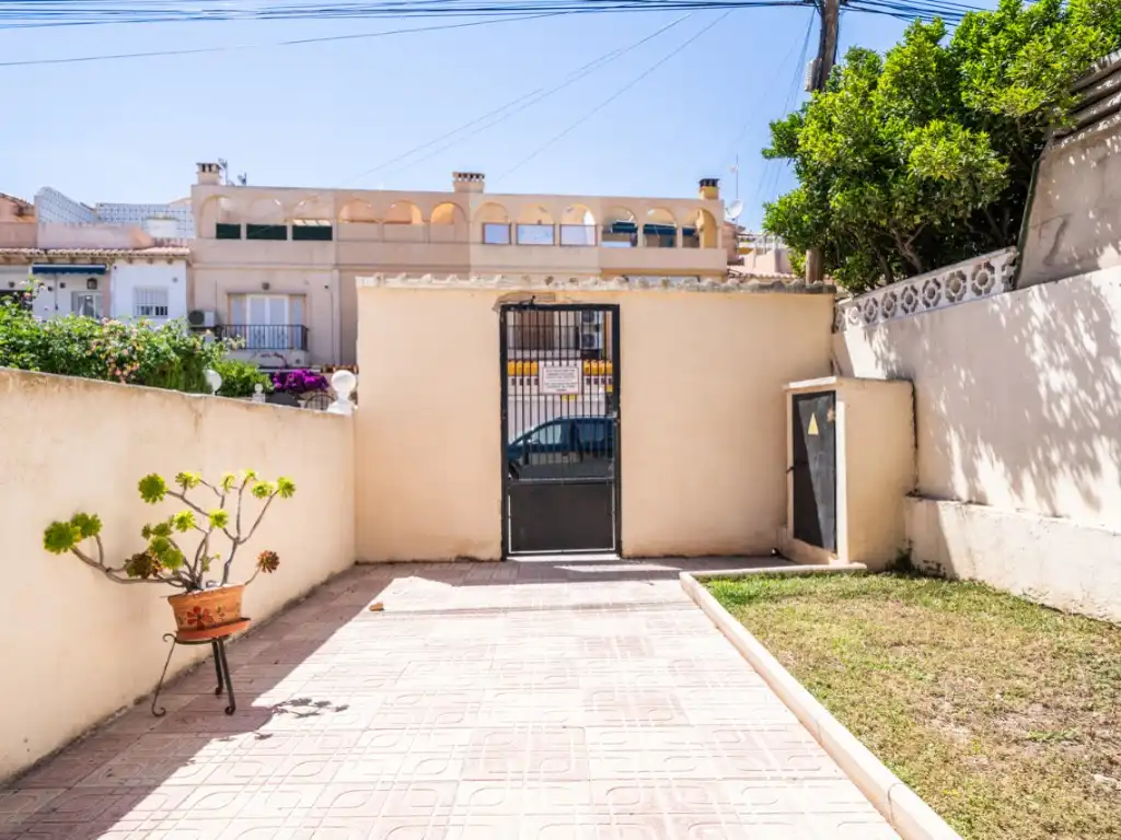 Vista exterior de Apartament en venda en Torrevieja amb Aire condicionat i Piscina