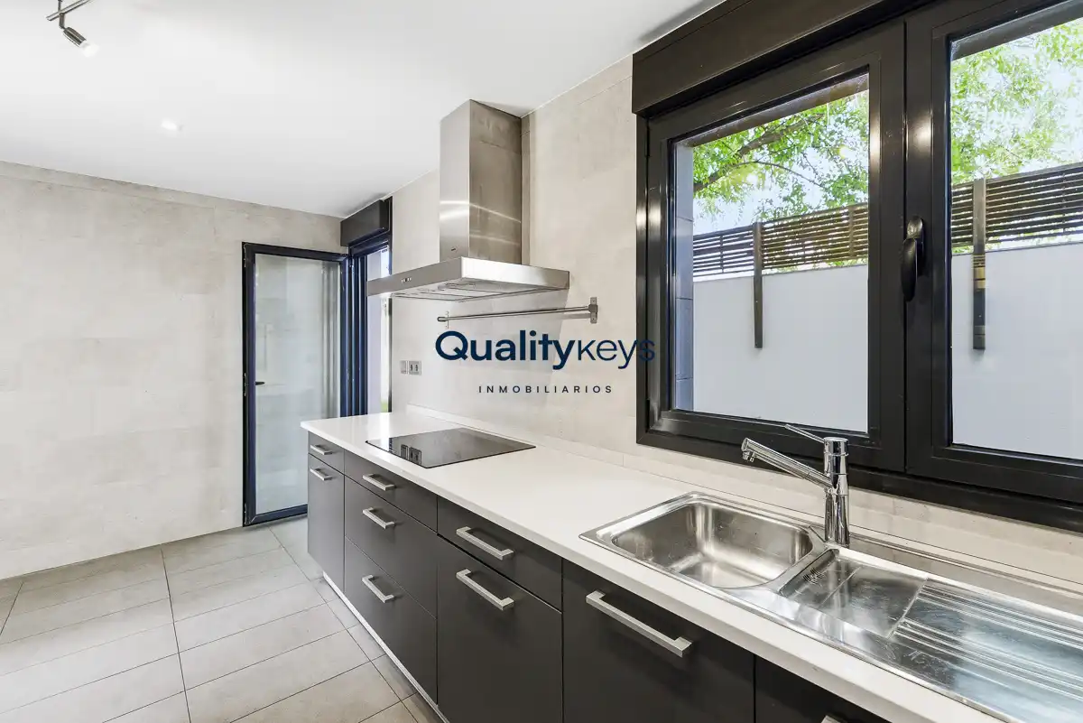 Cocina de Casa o chalet en venta en Madrid con Aire acondicionado, Calefacción y Jardín privado