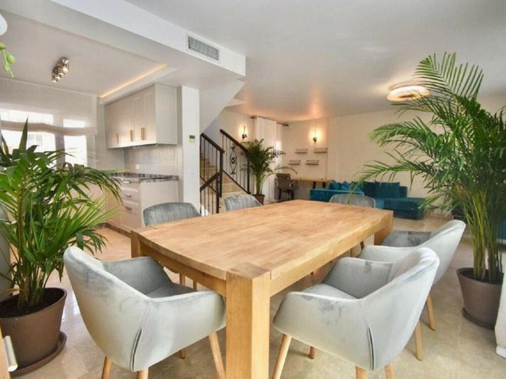 Comedor de Casa adosada de alquiler en Marbella con Aire acondicionado, Terraza y Trastero
