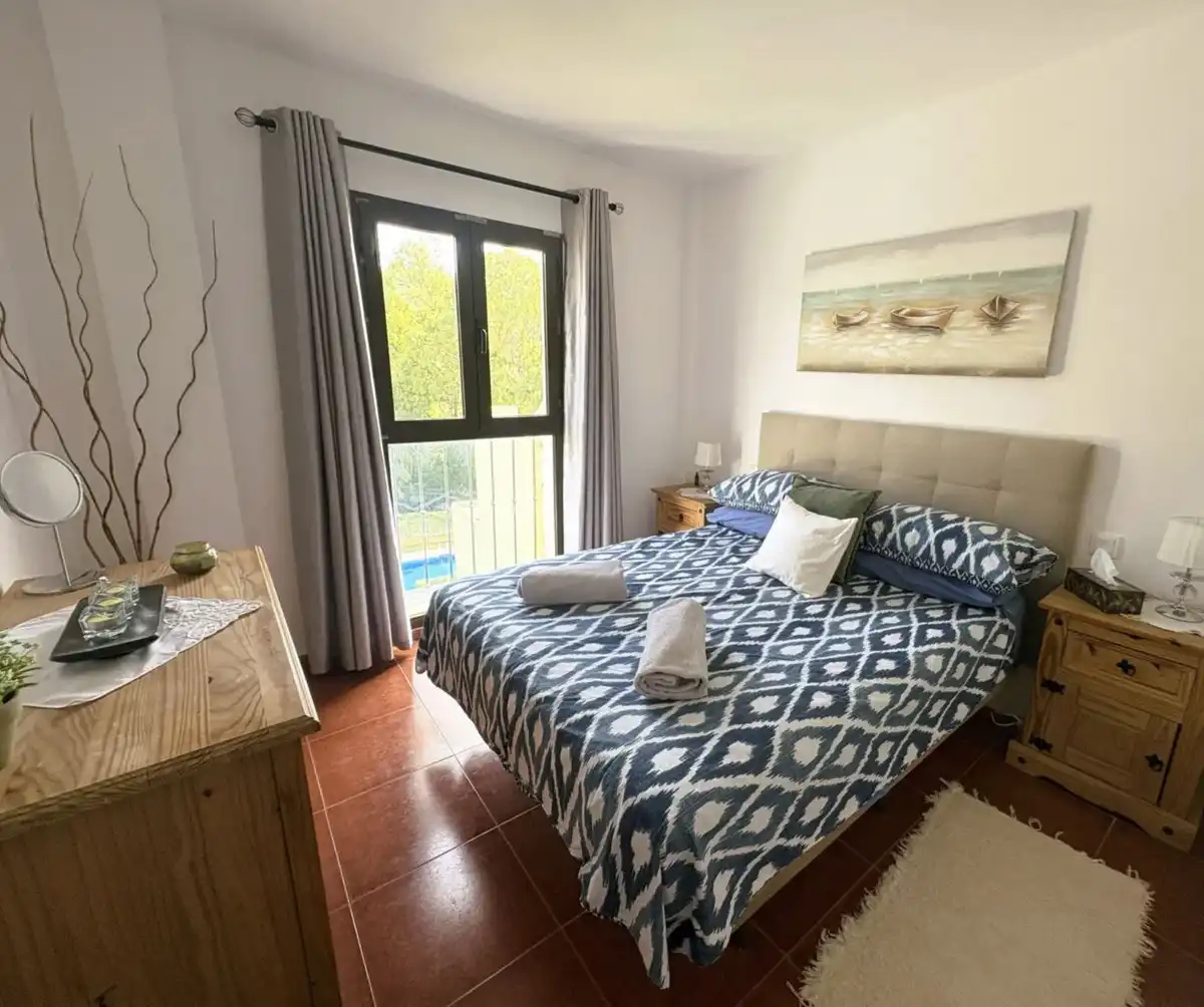 Schlafzimmer von Einfamilien-Reihenhaus zum Verkauf in Casares mit Privatgarten, Terrasse und Gemeinschaftspool