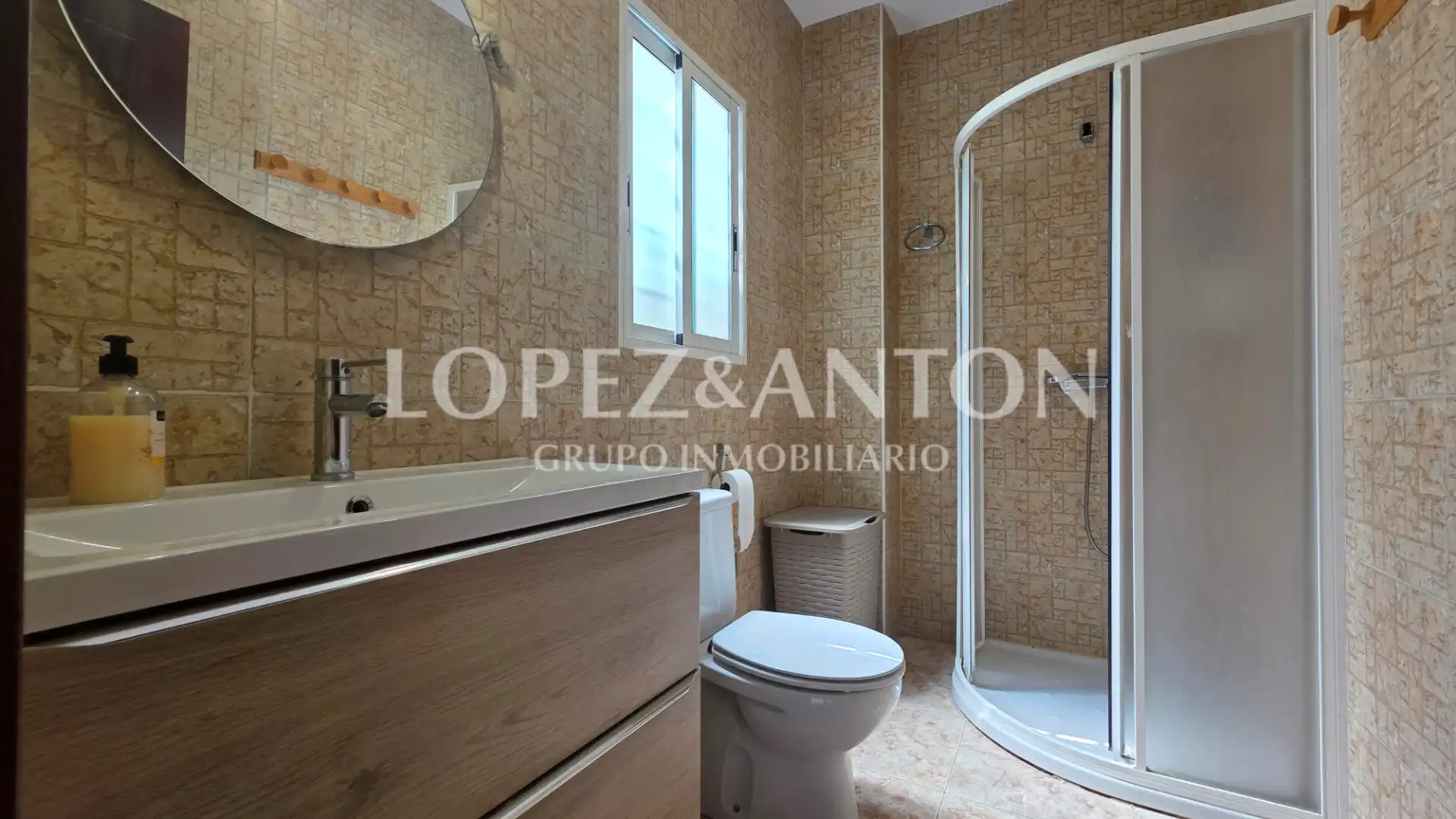 Bathroom of Detached homes for sale in La Pobla de Vallbona  with Air Conditioner, Terrace and Swimming Pool