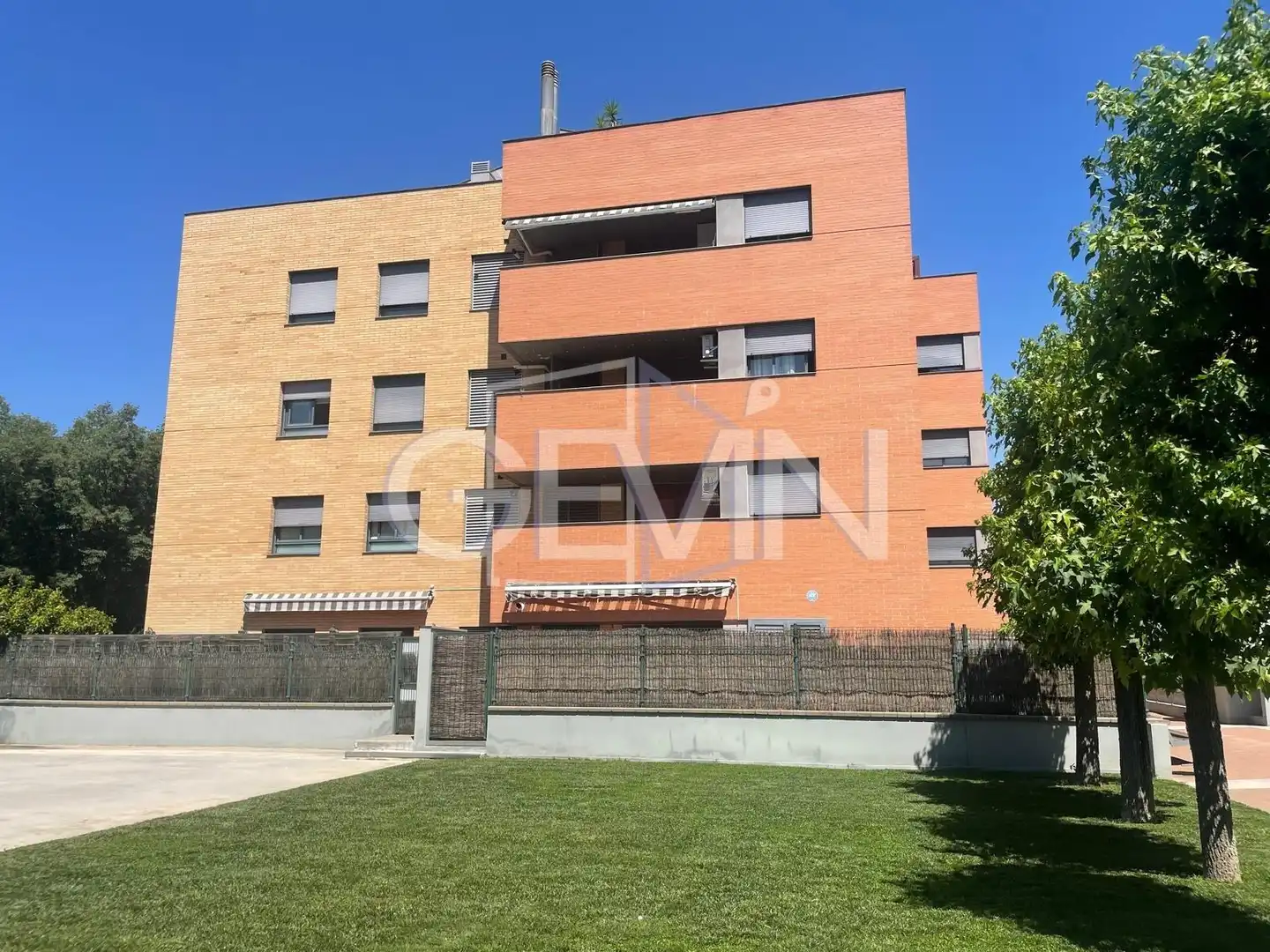 Vista exterior de Piso en venta en Santa Perpètua de Mogoda con Aire acondicionado, Calefacción y Jardín privado