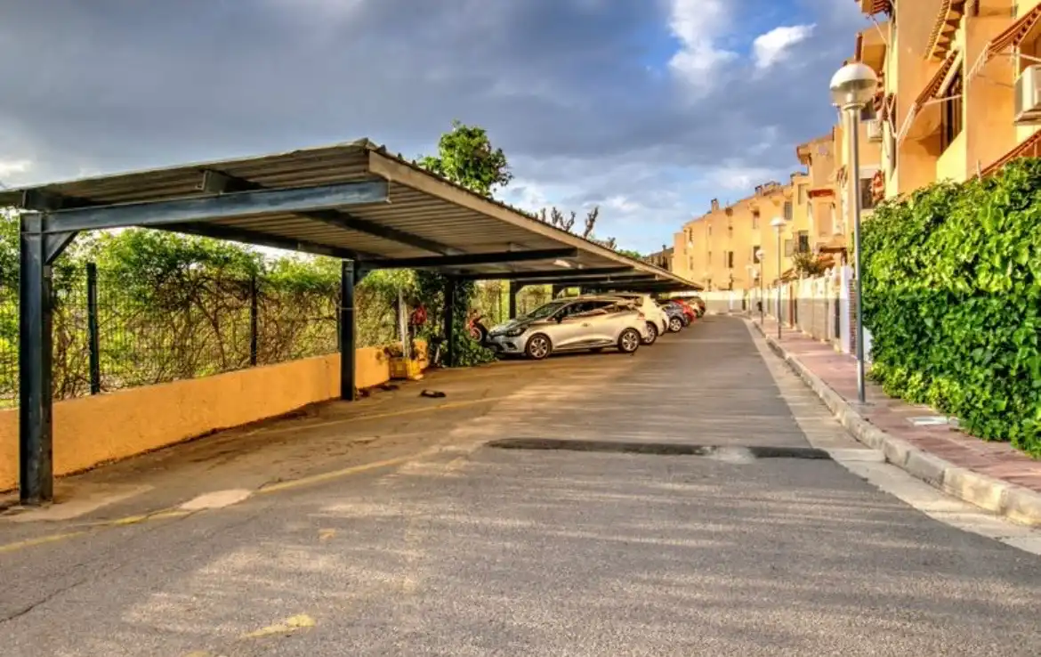 Aparcament de Casa adosada en venda en San Vicente del Raspeig / Sant Vicent del Raspeig amb Aire condicionat, Jardí privat i Terrassa