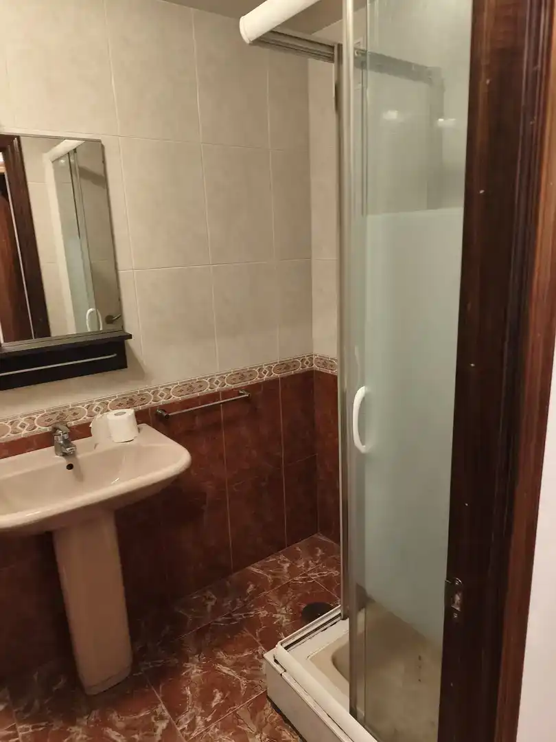 Badezimmer von Wohnung zur Miete in Avilés mit Balkon