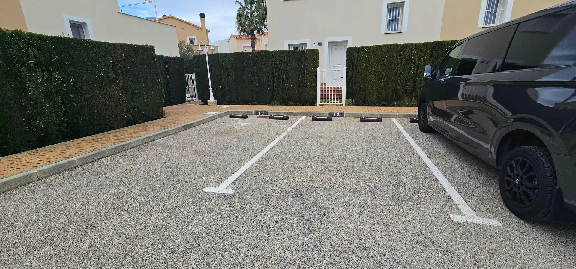 Parkplatz von Einfamilien-Reihenhaus zum Verkauf in Oliva mit Klimaanlage, Privatgarten und Ofen