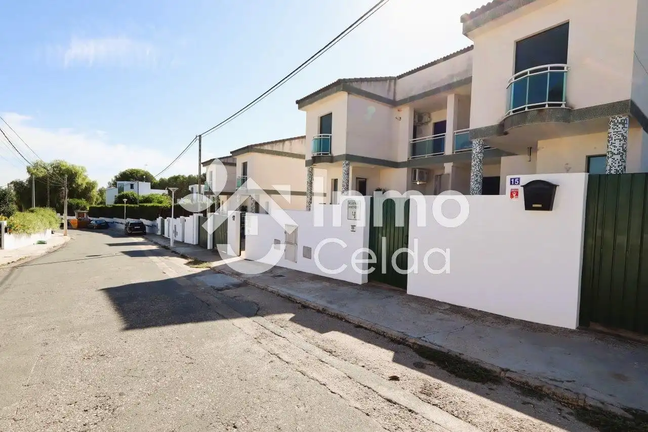 Vista exterior de Casa adosada en venta en Chiva con Aire acondicionado, Calefacción y Terraza