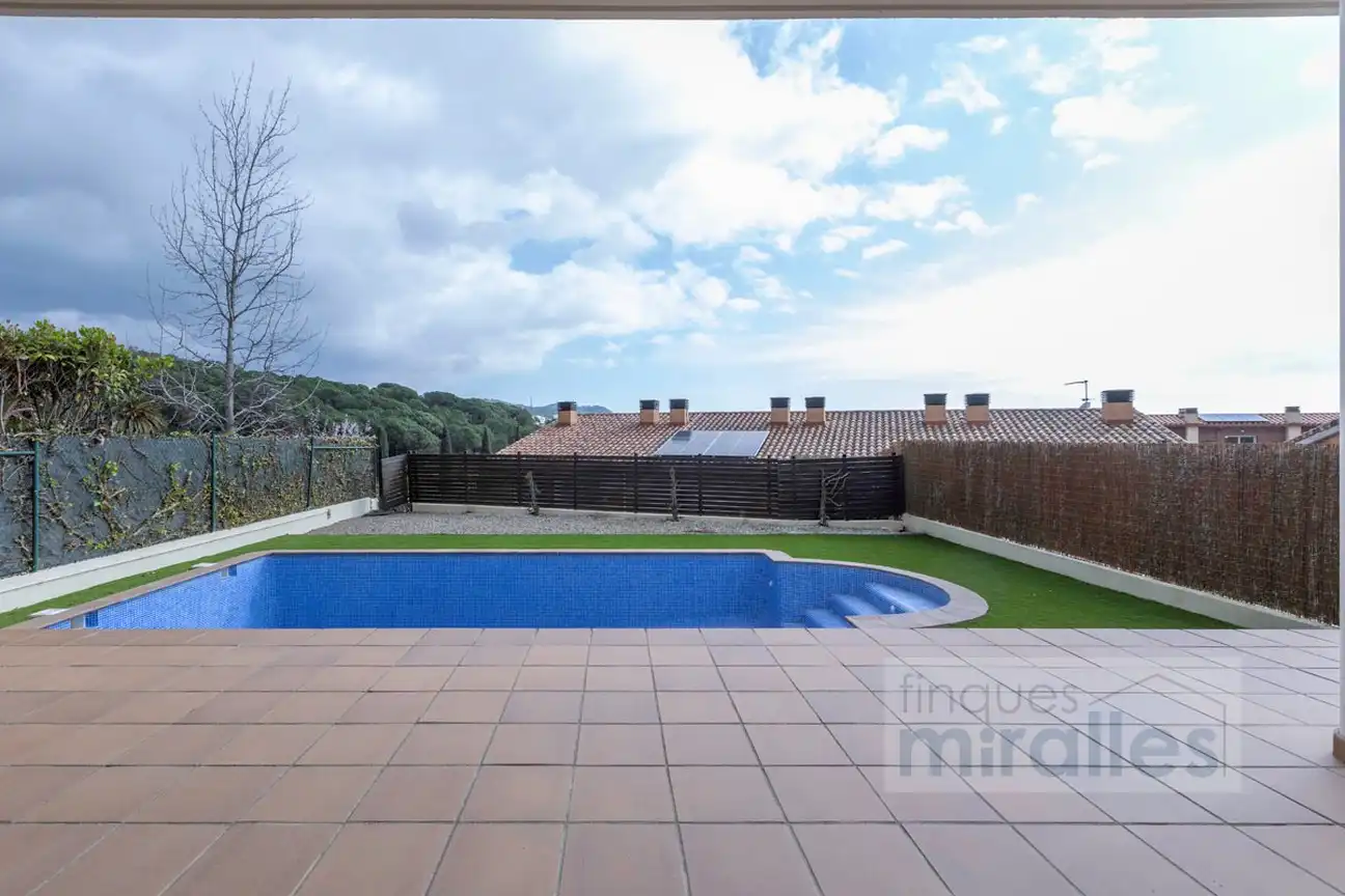 Piscina de Casa adosada en venda en Vilassar de Dalt amb Aire condicionat, Calefacció i Jardí privat