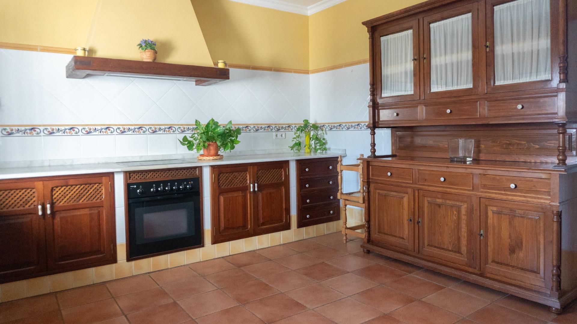 Cuina de Casa o xalet en venda en Jerez de la Frontera amb Aire condicionat i Jardí privat