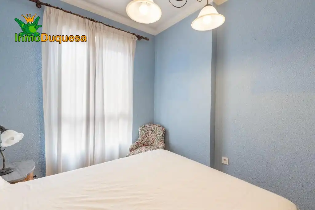 Habitación de Casa adosada en venta en Granada con Aire acondicionado, Calefacción y Jardín privado