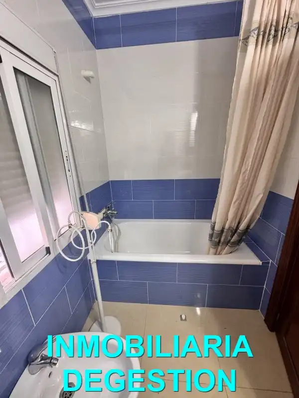 Bany de Casa o xalet en venda en Linares amb Aire condicionat, Jardí privat i Terrassa