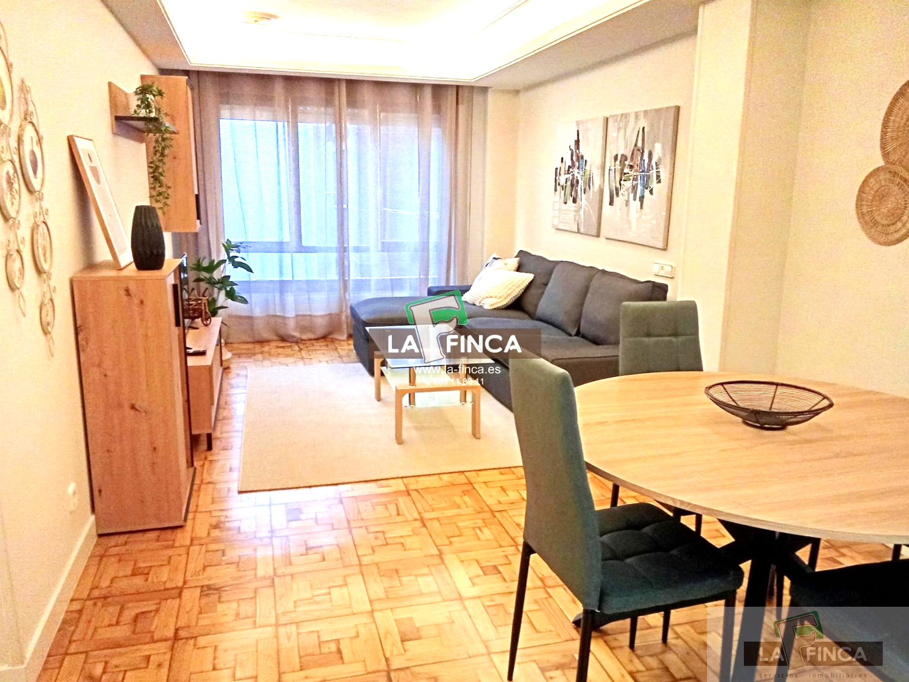 Sala de estar de Piso en venta en Oviedo  con Calefacción, Parquet y Amueblado
