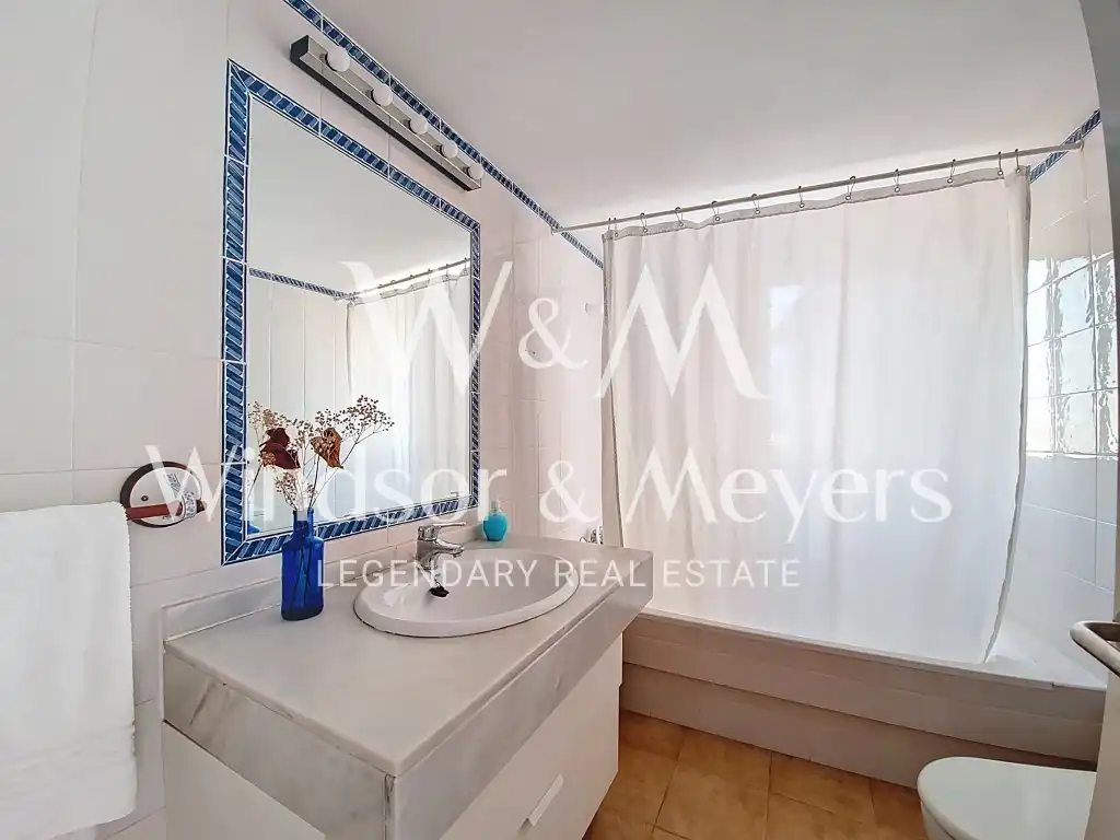 Baño de Apartamento en venta en Santa Eulària des Riu con Aire acondicionado, Amueblado y Piscina comunitaria