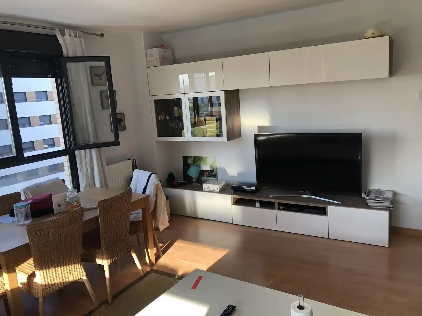Sala de estar de Piso para compartir en Madrid con Parquet, Piscina y Amueblado