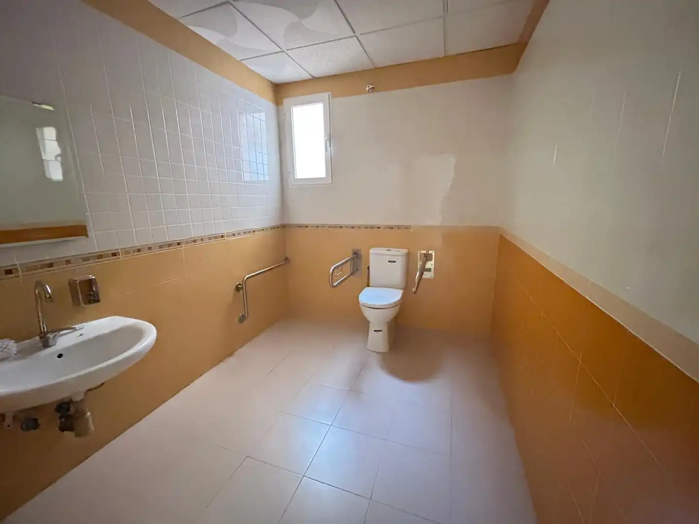 Bathroom of Commercial properties for sale in Ciempozuelos