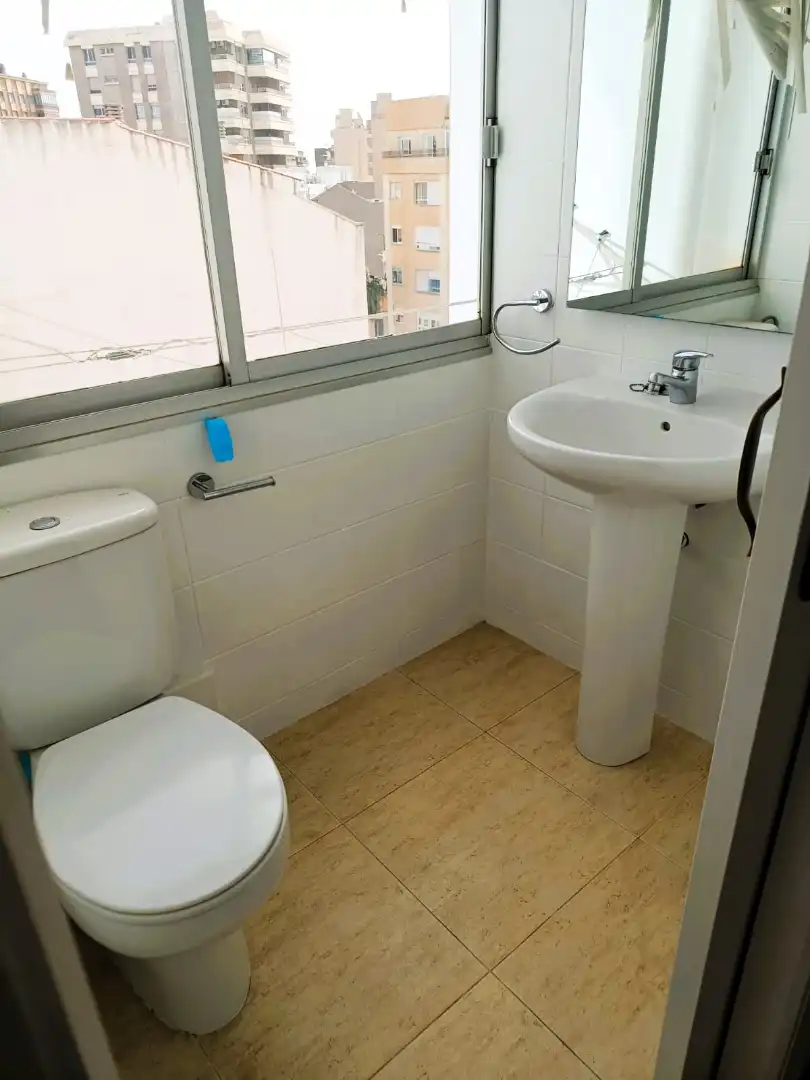 Baño de Piso en venta en Castellón de la Plana / Castelló de la Plana con Amueblado, Horno y Lavadora