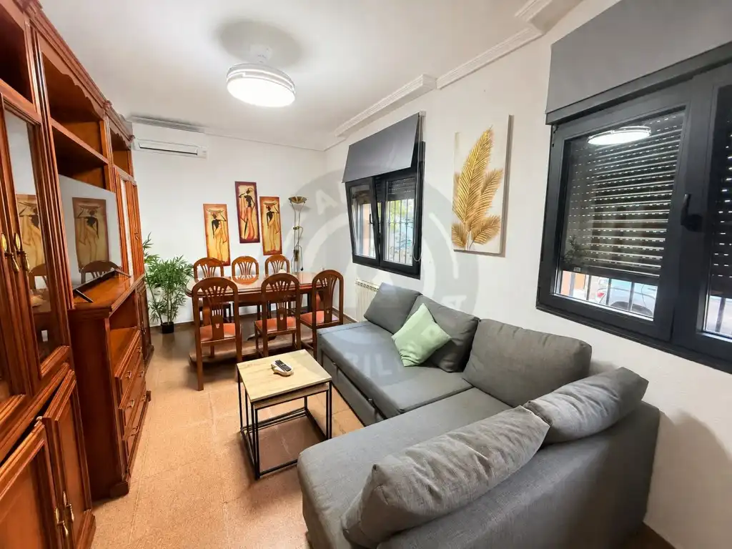 Sala d'estar de Casa o xalet de lloguer en Cáceres amb Aire condicionat i Moblat