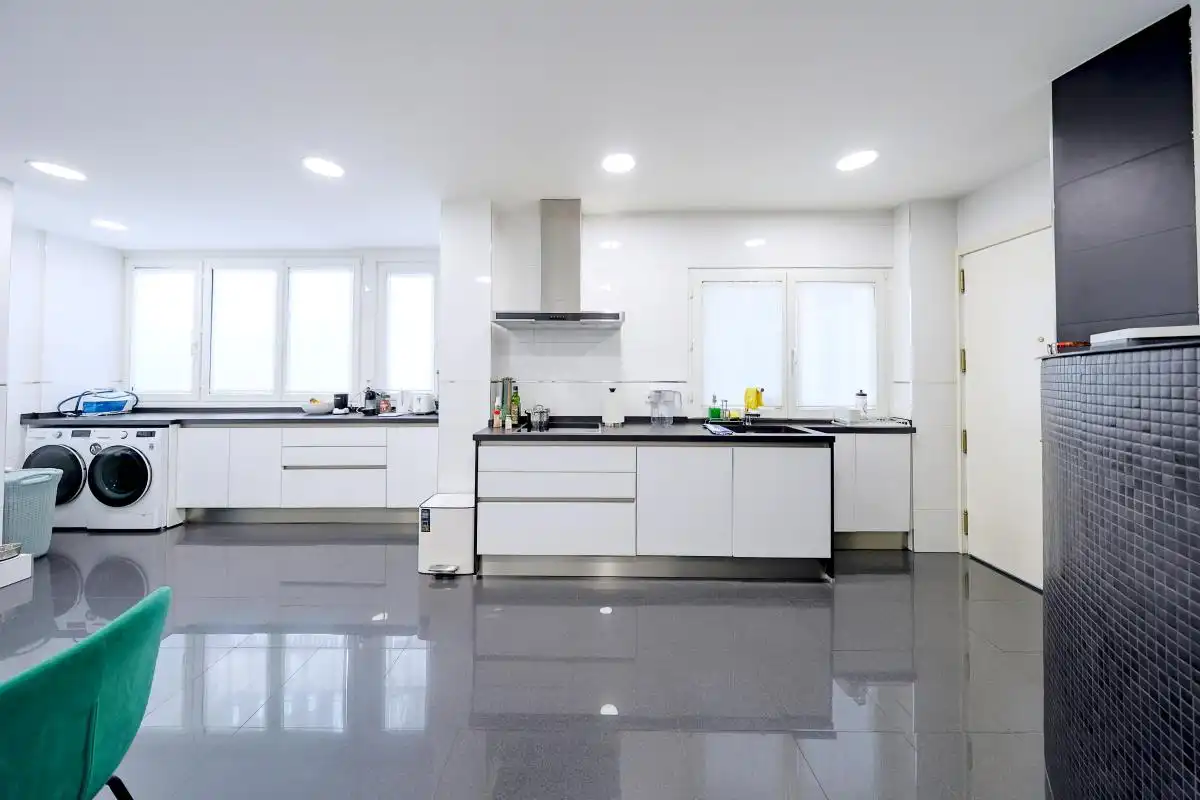 Küche von Wohnung zum Verkauf in Madrid mit Klimaanlage, Heizung und Privatgarten