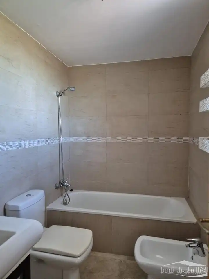 Baño de Piso de alquiler en Lucena con Aire acondicionado, Terraza y Piscina comunitaria