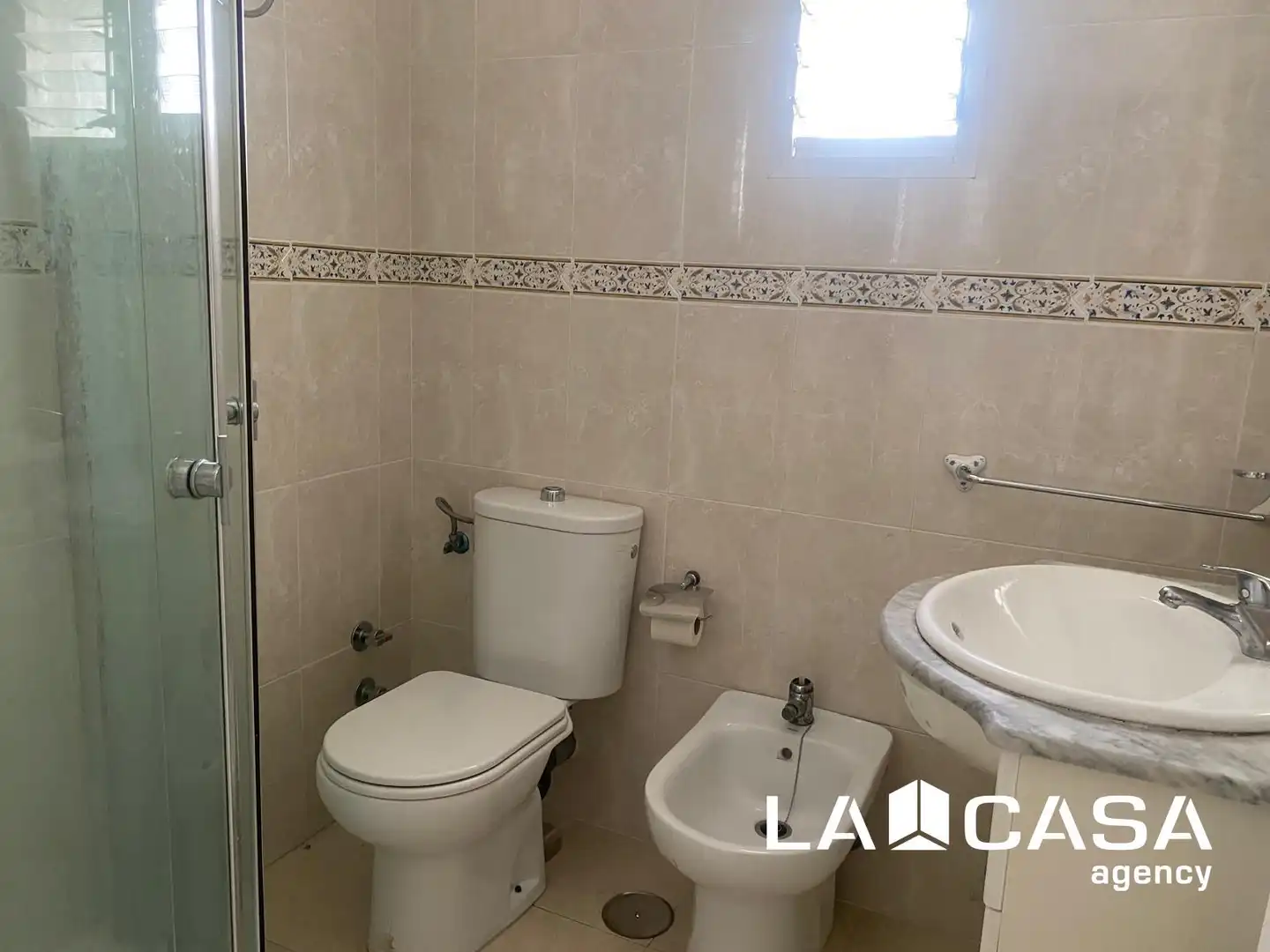 Badezimmer von Wohnung zum Verkauf in Dos Hermanas mit Klimaanlage und Terrasse