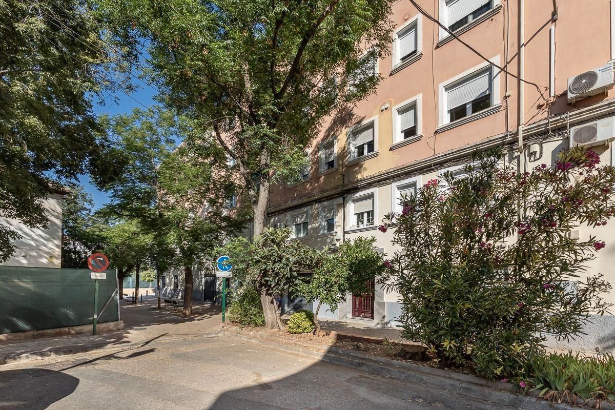 Exterior view of Flat for sale in  Granada Capital