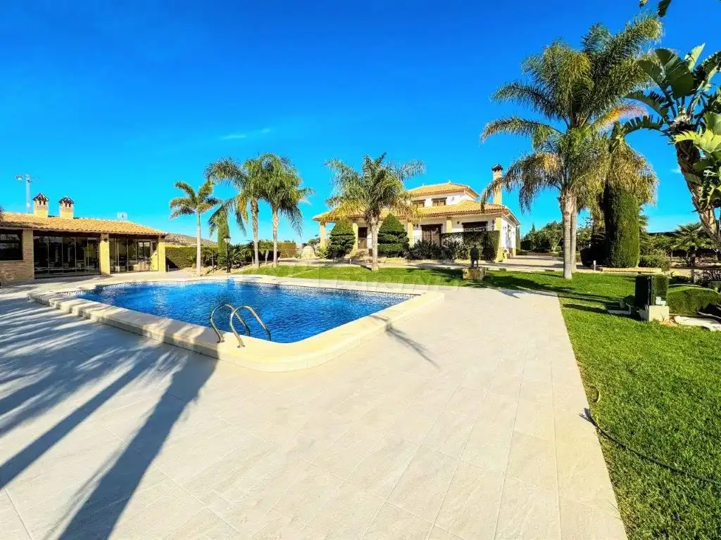 Piscina de Casa o xalet en venda en Orihuela amb Aire condicionat, Jardí privat i Traster