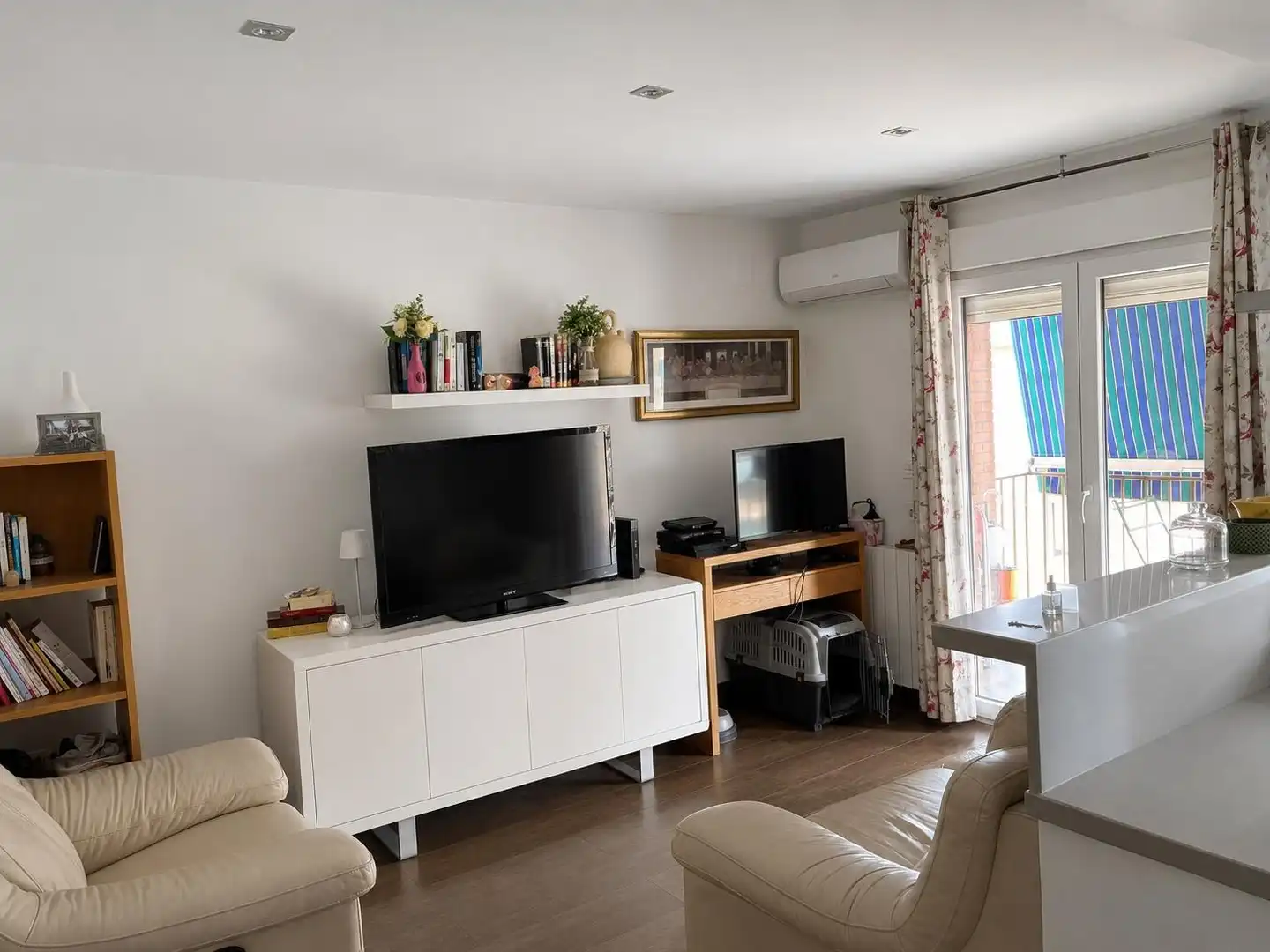 Living room of Flat for rent in Granada  with Air Conditioner, Heating and Furnished